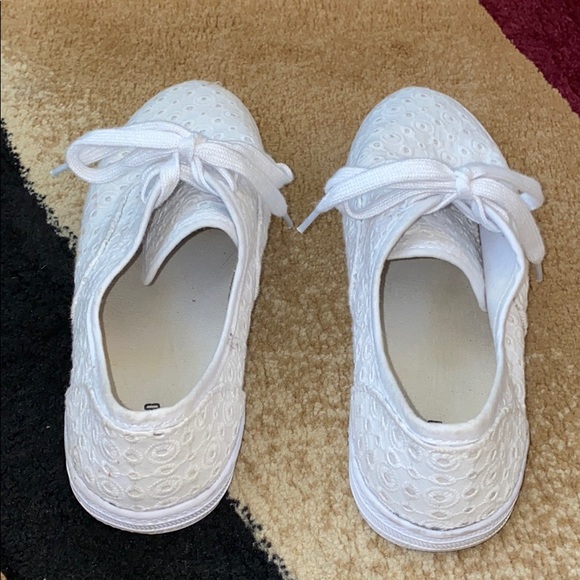 *SOLD* Sneakers👟 - Picture 5 of 9